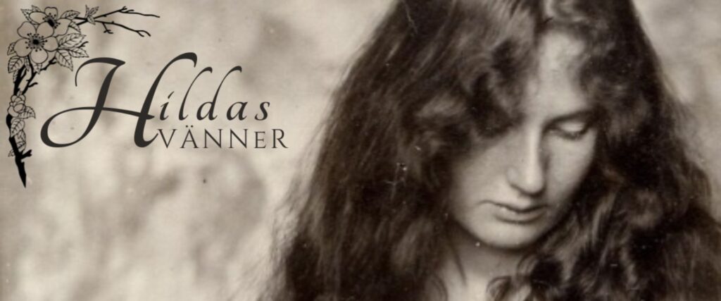 En närbild på Hilda som tittar ner.