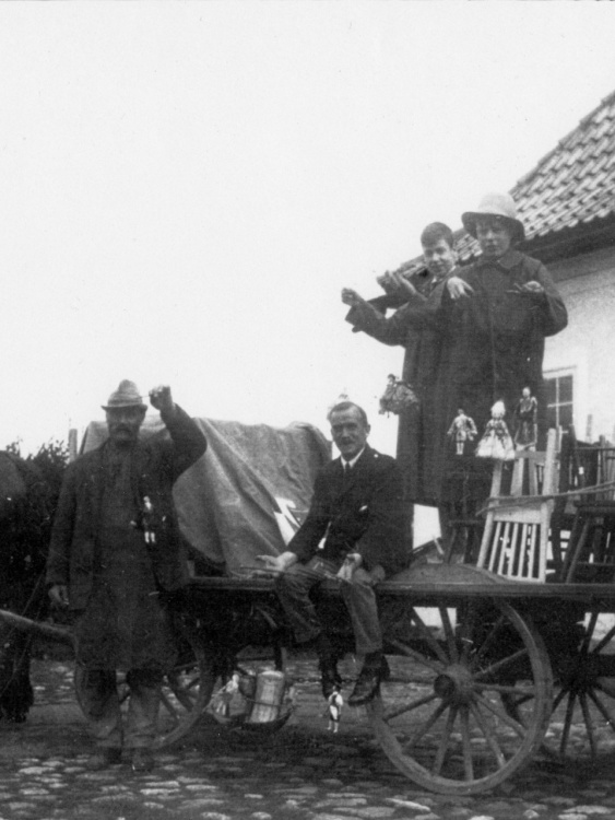Malcolm och Peter med dockteatern på en hästkärra tillsammans med två okända herrar.